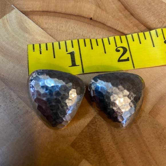 * Vintage clip-on earrings silver tone hammered detail Rounded Triangle 1980 - Picture 5 of 5